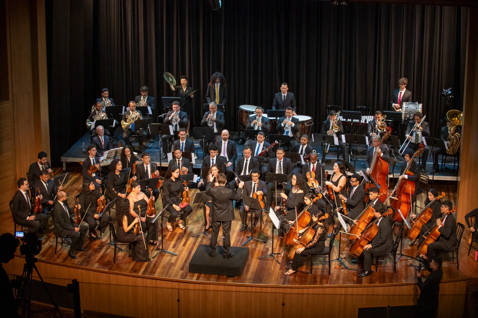 Após período de estudos em Paris, maestro Murilo Alves estreia à frente da Orquestra Sinfônica Mato Grosso