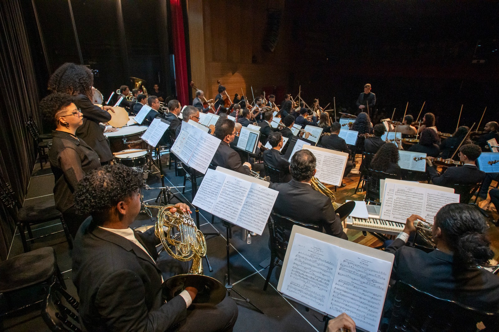 Após período de estudos em Paris, maestro Murilo Alves estreia à frente da Orquestra Sinfônica Mato Grosso