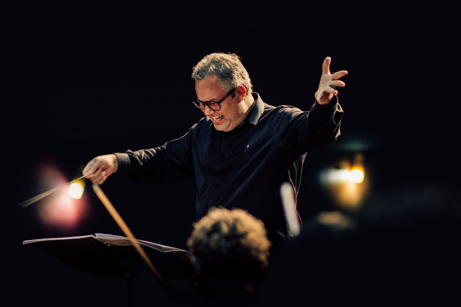 Após período de estudos em Paris, maestro Murilo Alves estreia à frente da Orquestra Sinfônica Mato Grosso