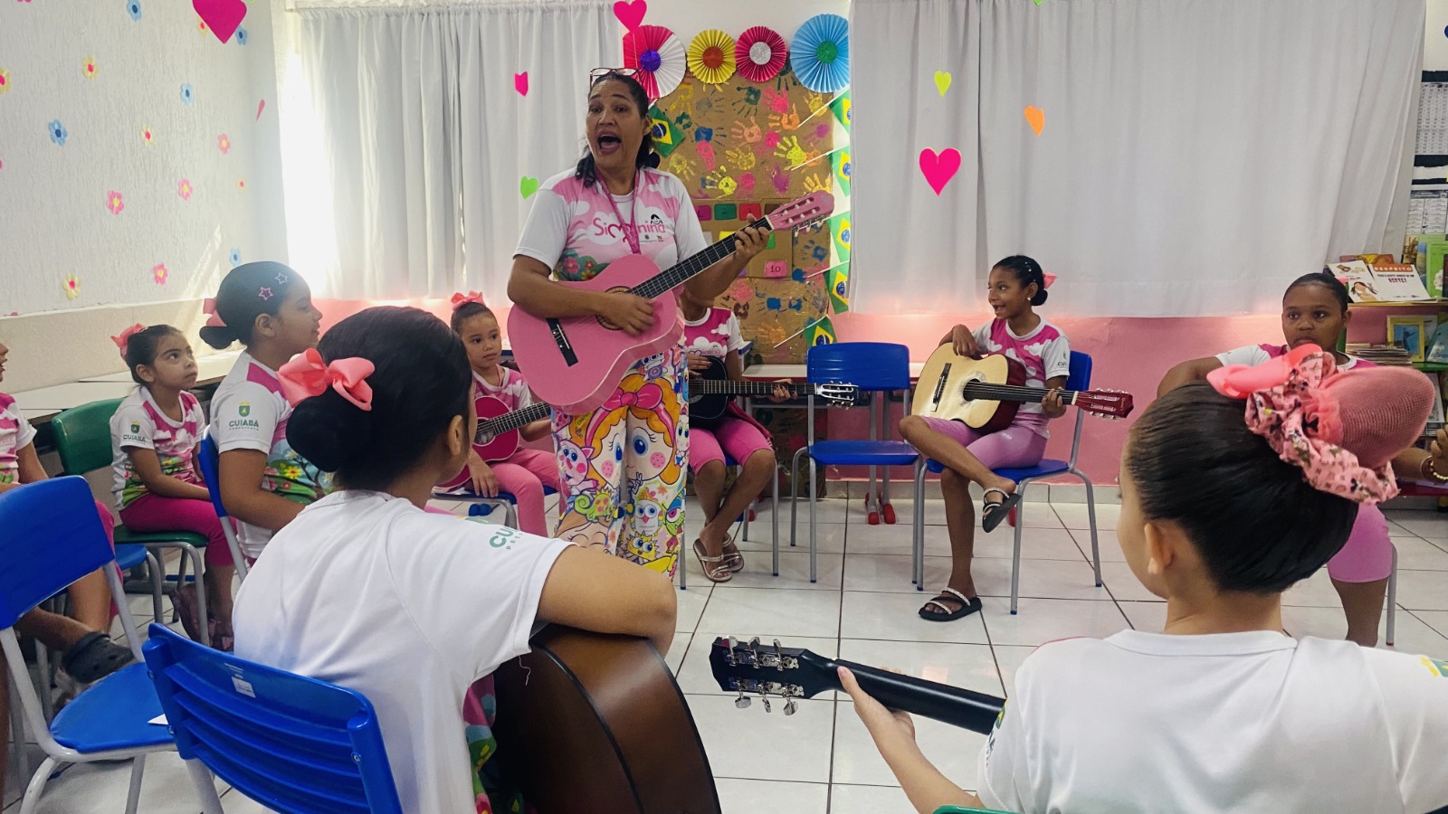 Siminina amplia inclusão em Cuiabá com aulas de Libras, música e violão