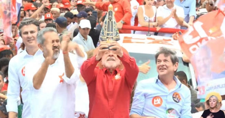 FAKE NEWS: Lula sobe ao palanque com Nossa Senhora e volta a explorar polêmica envolvendo Flávio