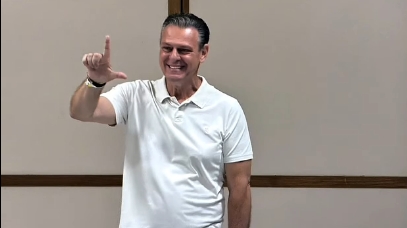 “Com ‘L’ para Lula, Fávaro vota em Cuiabá e diz confiar na reeleição”